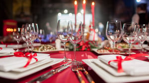 Holiday-Party-banquet-table-setting